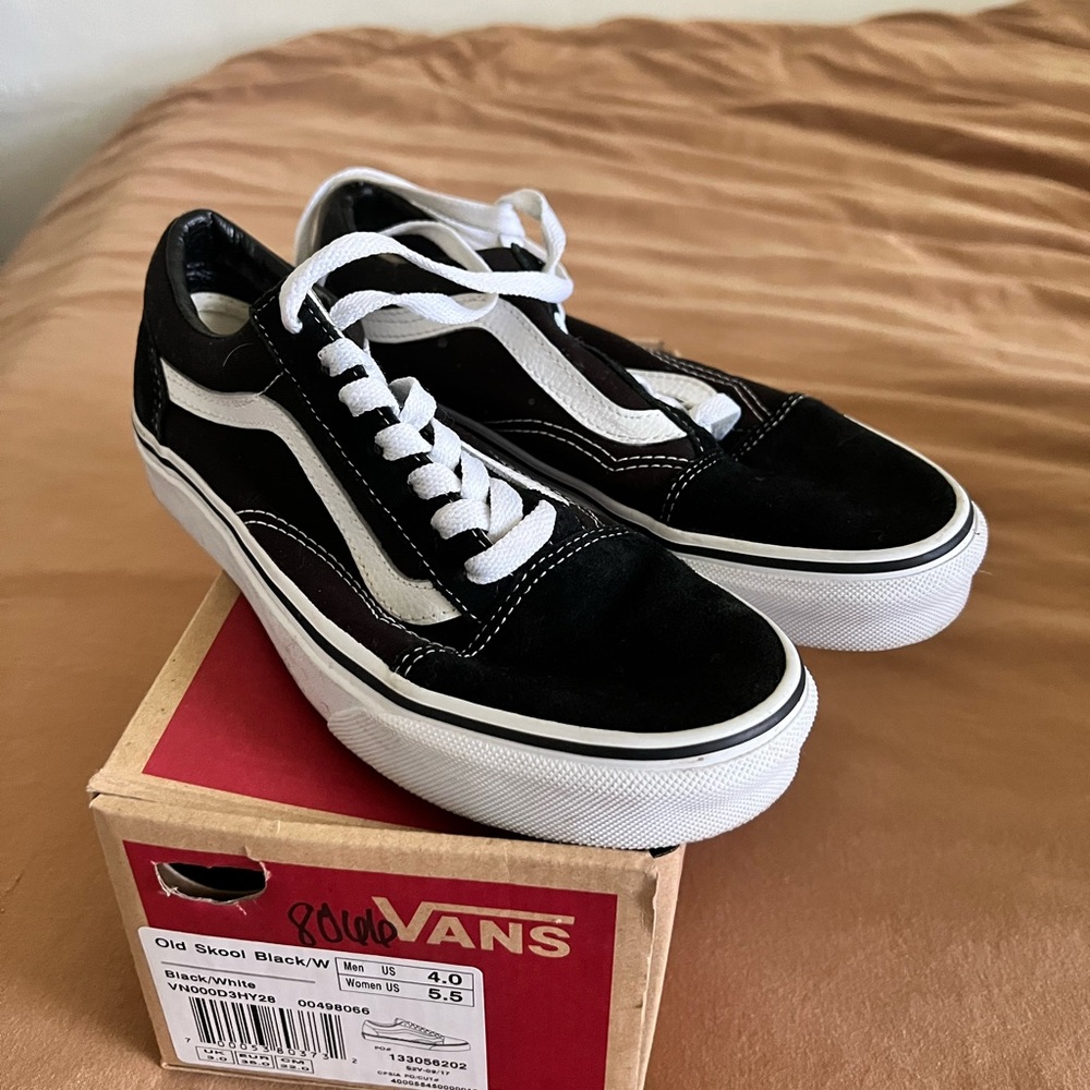*BARELY WORN* VANS Old Skool Black/White Kids 4Y (Size 5.5 in women)